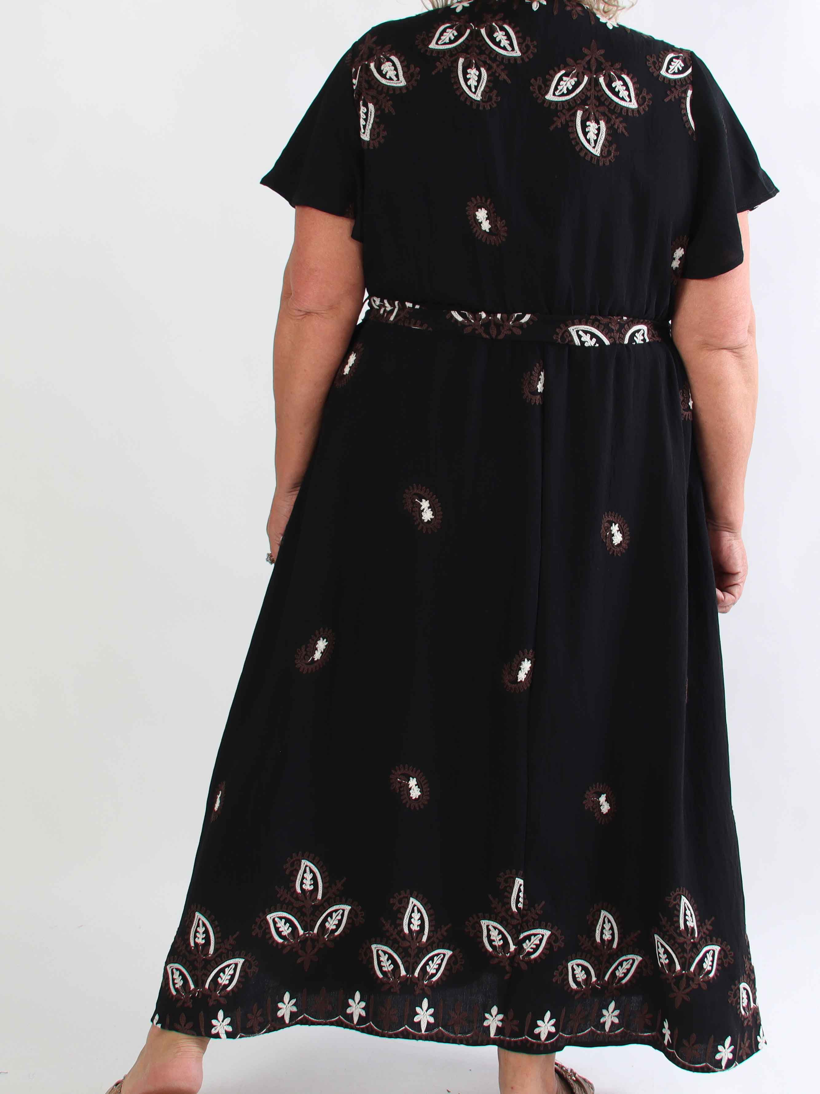 Nidia - Feminin kjole i viskoseblanding med broderet paisley mønster